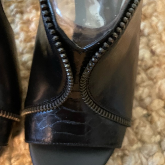 Carlos open toes pumps with a 4” heel size 5.5 - Picture 10 of 10